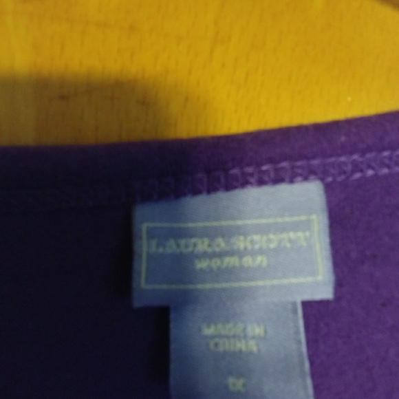 It's a Laura Scott extra large ladies blouse - Picture 7 of 7